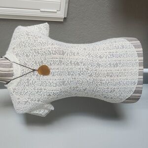 Natural Life ivory lace top floral s